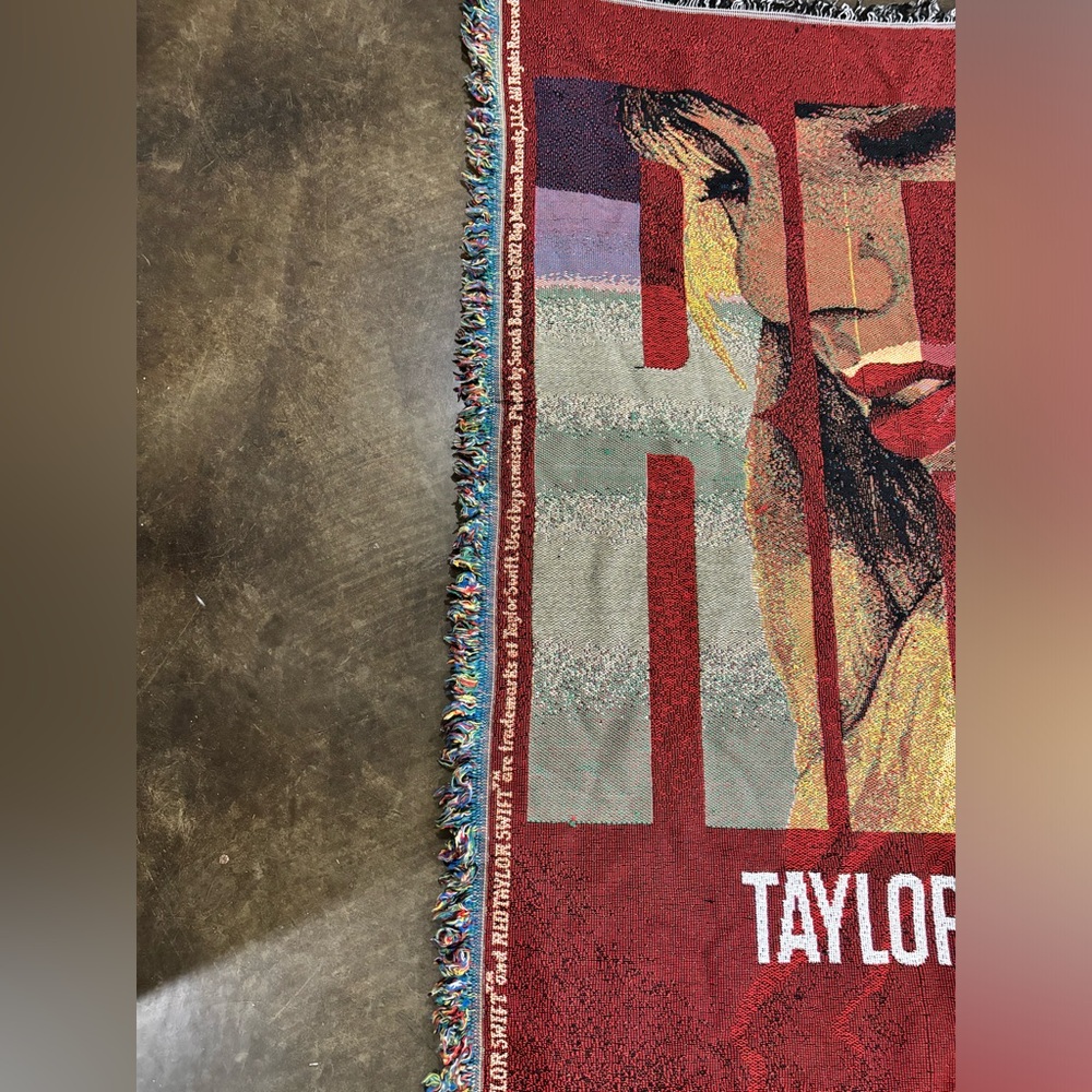 RARE Taylor Swift “Red” Official Woven Tapestry Throw Blanket 2012 - Picture 4 of 7